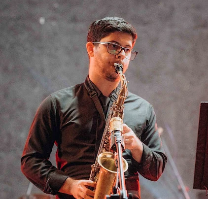 Professor Gabriel com saxofone