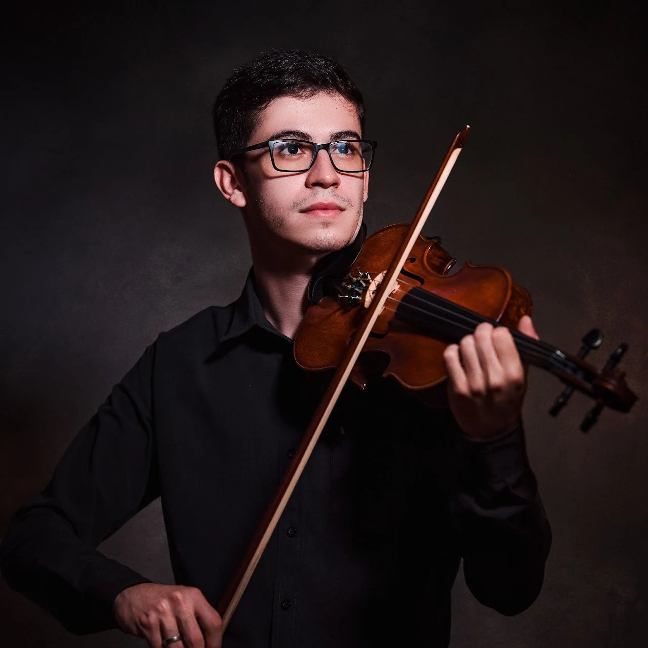 Professor Rafael tocando violino