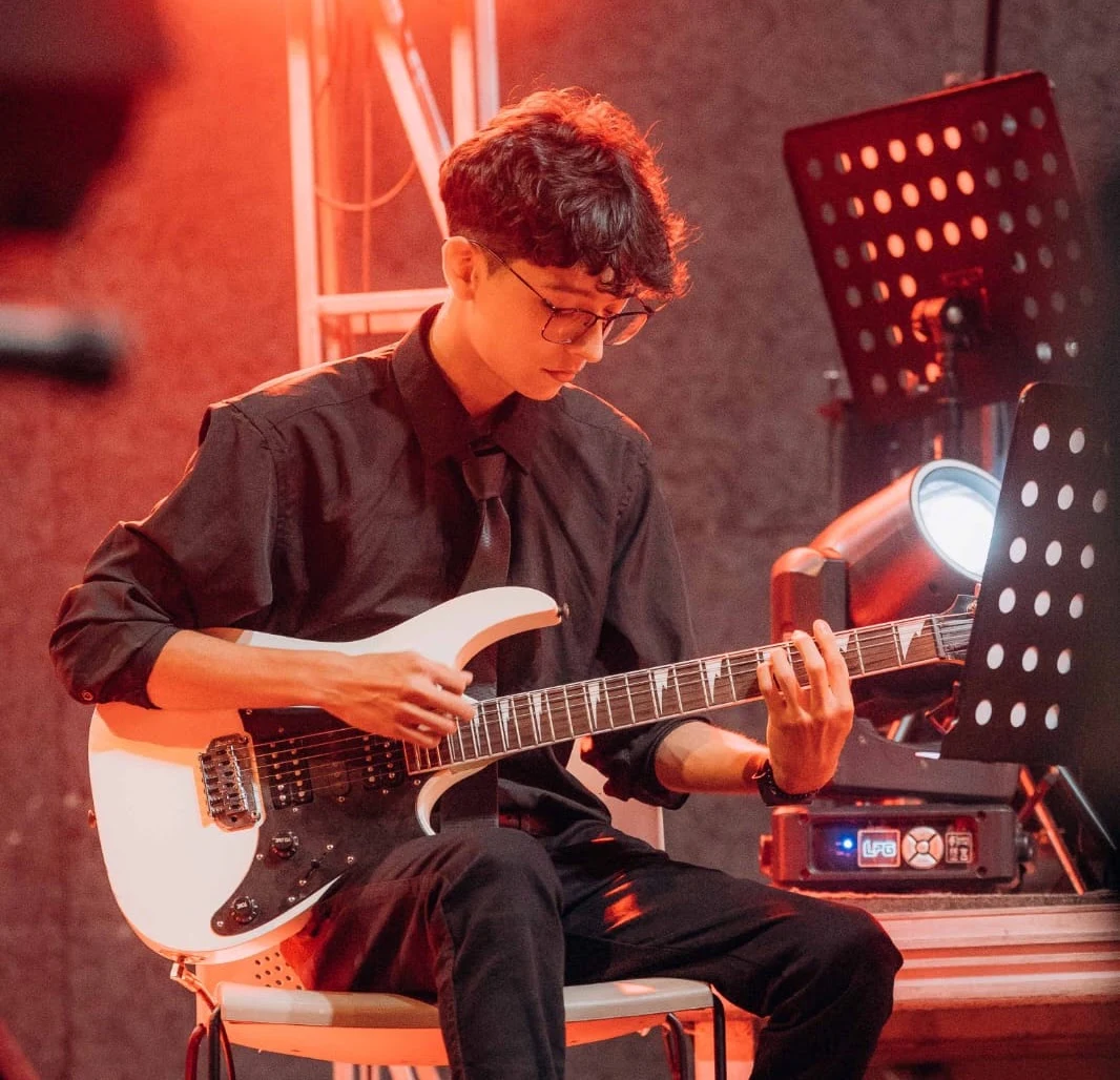 Professor Ramon tocando violão