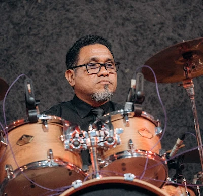 Professor Zé Brasil tocando bateria